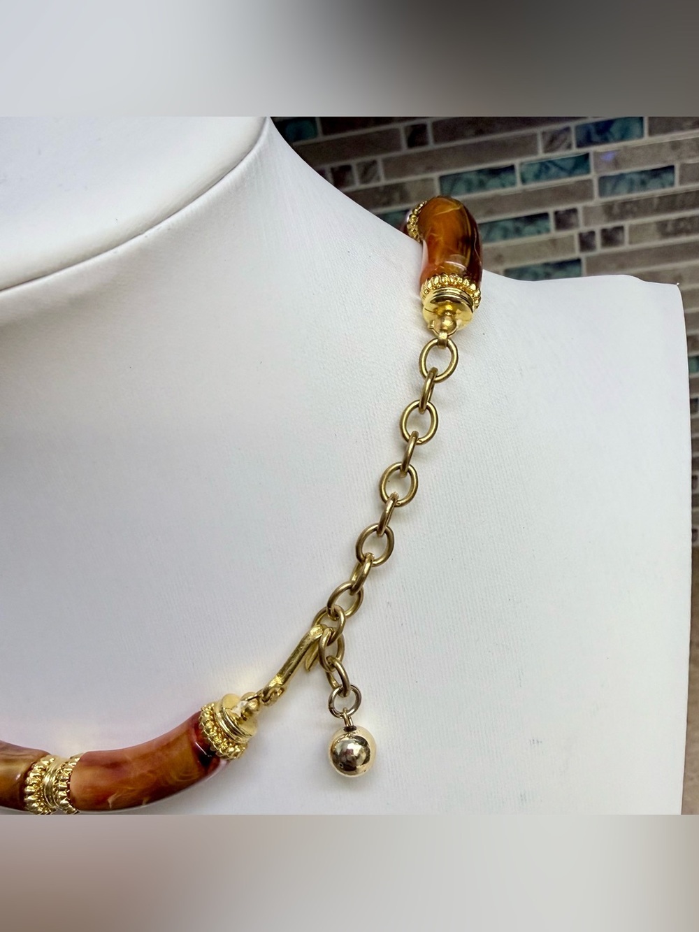 Swirled amber tone resin beaded necklace - Picture 3 of 3
